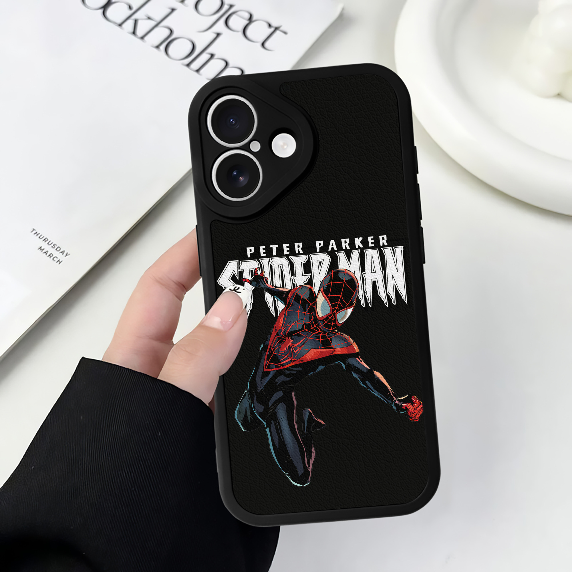（画像用） Spider Man スパイダーマン 【iPhone 16シリーズ対応】シリコンスマホケース（レザー調） 材質：シリコン